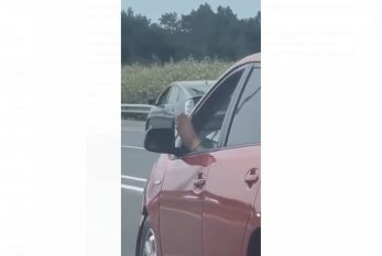 Ayağını pəncərədən çıxaran “Prius” sürücüsü həbs edildi VİDEO