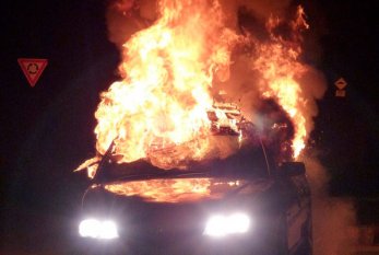 Qobustanda minik avtomobili yandı 