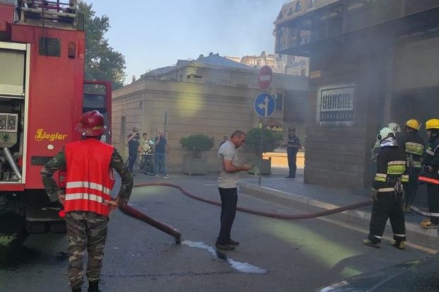 Bakının mərkəzindəki məşhur restoran yanır - YENİLƏNİB