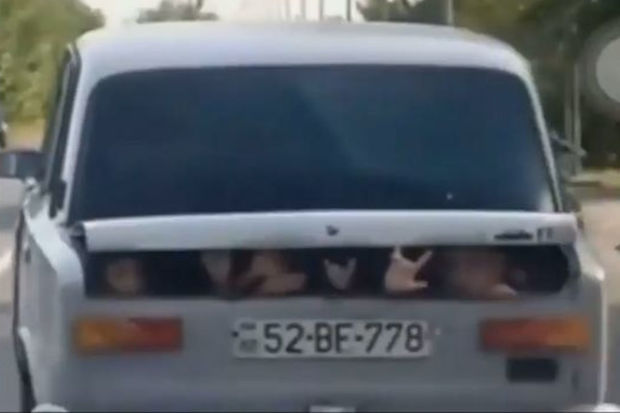 Uşaqları maşının baqajına doldurub yola çıxdı -VIDEO