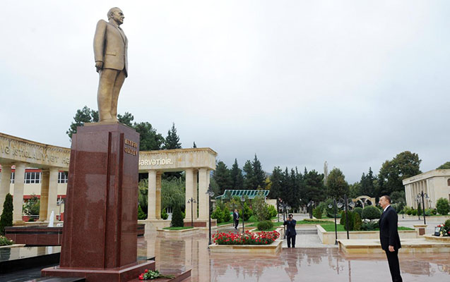 İlham Əliyev Ağsuda ulu öndərin abidəsini ziyarət etdi 