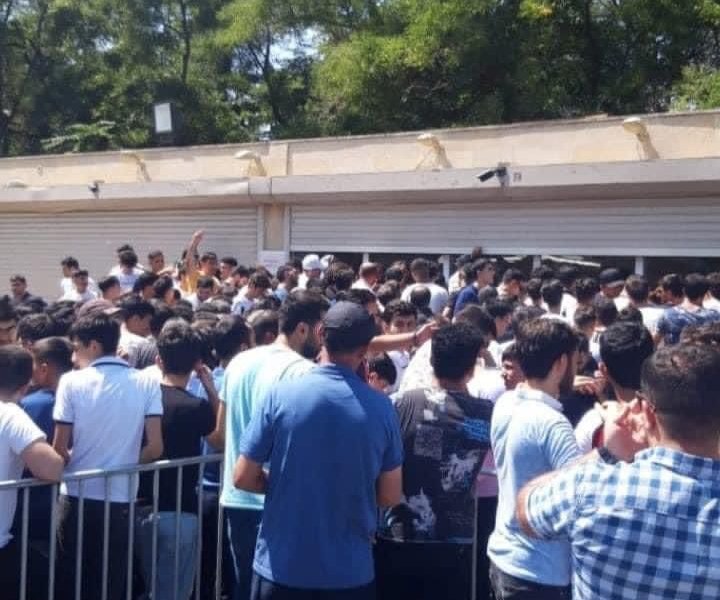 "iTicket" çökdü: "Qarabağ" azarkeşləri bilet kassalarının  şüşələrinı qırdı - VİDEO