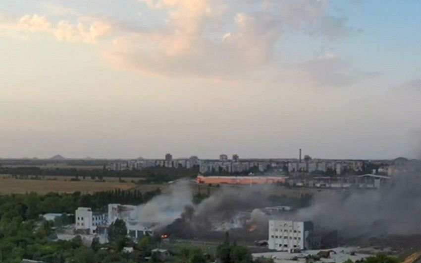 Rusların Donetskdəki silah anbarı vuruldu - VİDEO