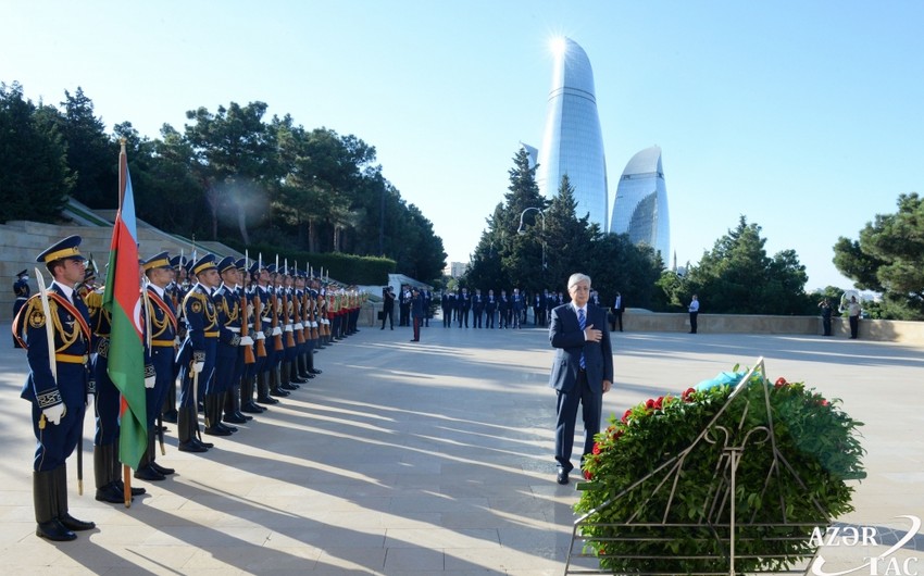 Qazaxıstan Prezidenti Şəhidlər xiyabanını ziyarət etdi - FOTO