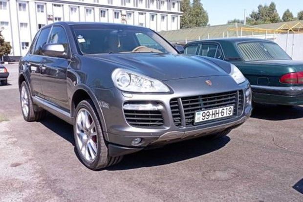 “Porsche”sində avtomat gəzdirən şəxs tutuldu - FOTO