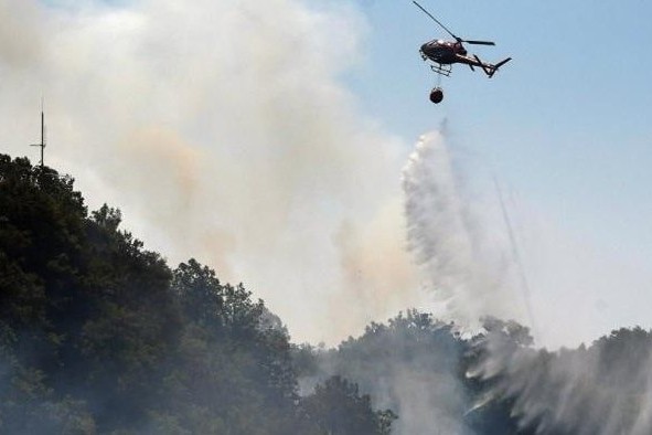 Zaqatalada yanğınların söndürülməsinə 3 helikopter cəlb edildi - VİDEO