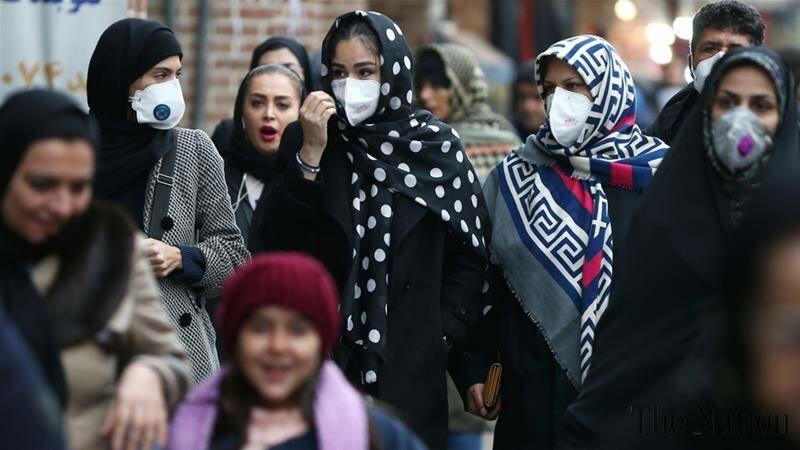 İranda qadınlar baş örtüklərini yandırırlar - VİDEO