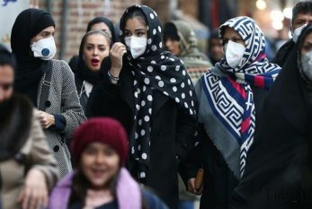 İranda qadınlar baş örtüklərini yandırırlar - VİDEO