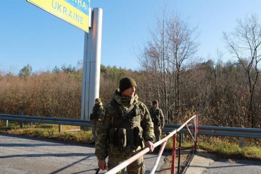 Ukrayna Belarusla sərhəddə istehkamlar tikir 