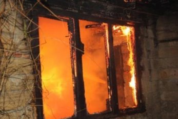Azərbaycanda inanılmaz hadisə - Benzin töküb qayınanasının evini yandırdı 