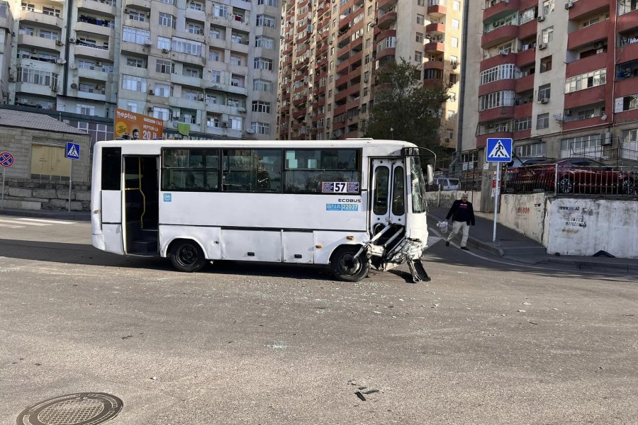 Bakıda avtobus "Toyota Prius"la toqquşdu -FOTO