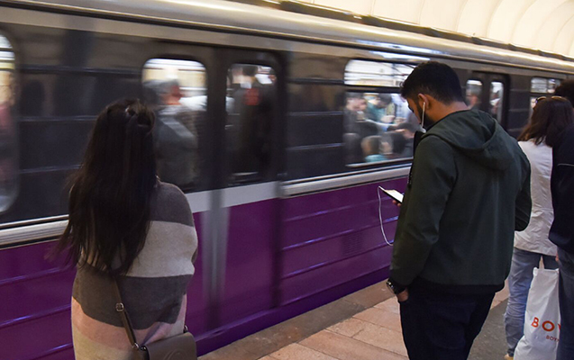 Metroda gənc qıza qarşı əxlaqsızlıq edib yumruqla vurdu 