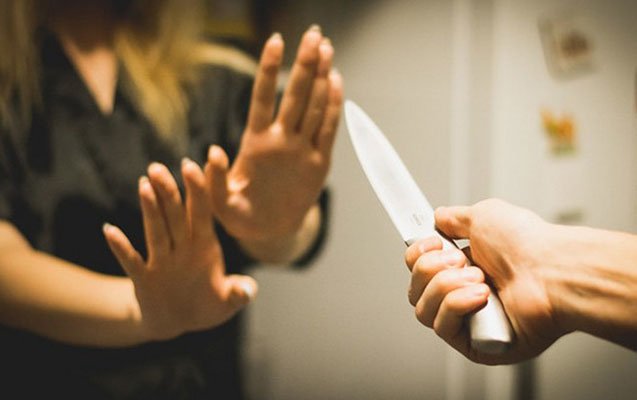 15 yaşlı oğlan 3 uşaq anası olan sevgilisini bıçaqlayıb 
