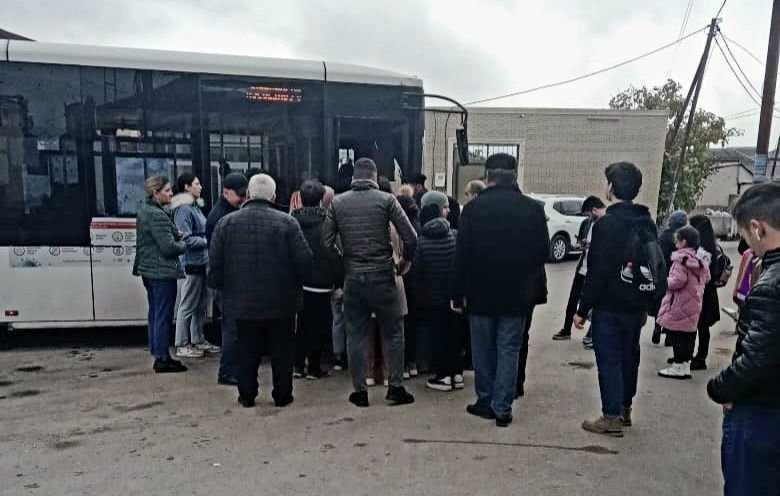 Binəqədinin 133 dərdi: 30 dəqiqədən bir gələn avtobus, yollarda donan camaat... 