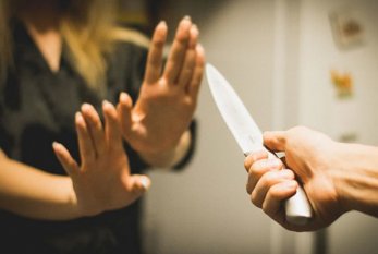 15 yaşlı oğlan 3 uşaq anası olan sevgilisini bıçaqlayıb 