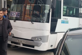 Bakıda marşrut avtobusu piyada səkisinə çıxdı - FOTO