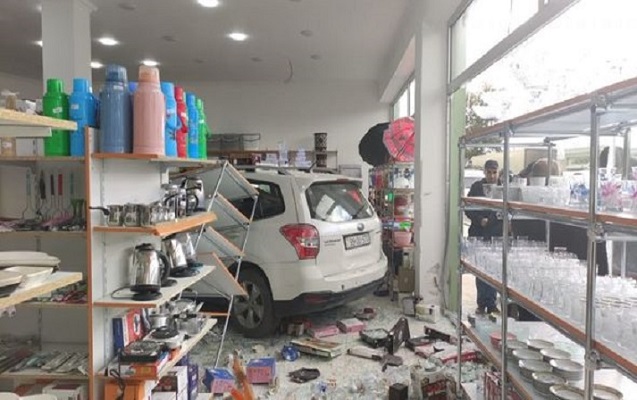 Qadın sürücü avtomobillə mağazaya girdi - VİDEO