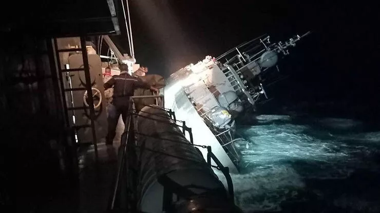 Döyüş gəmisi batdı: 31 əsgər itkin düşdü