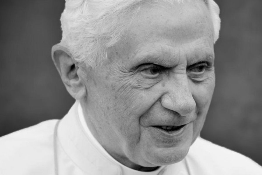 XVI Benedikt vəfat etdi 