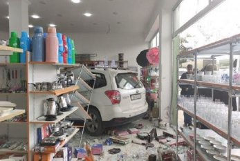 Qadın sürücü avtomobillə mağazaya girdi - VİDEO