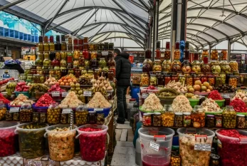 Bazarda 3 nəfərin pulu oğurlandı 