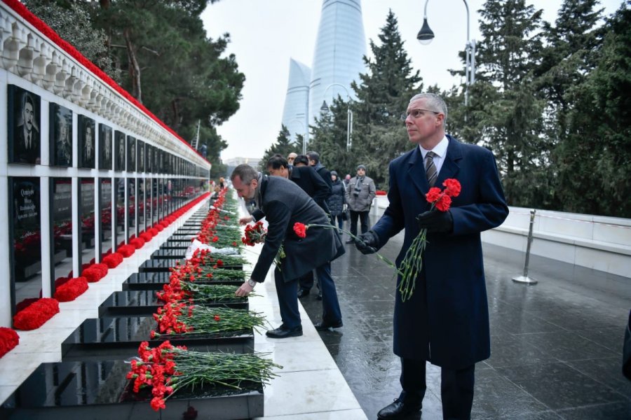 Britaniya səfiri Şəhidlər xiyabanını ziyarət etdi 