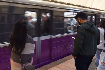 Metroda halı pisləşən sərnişin öldü 