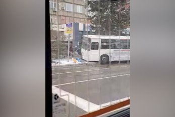 Bakıda avtobus qarda sürüşüb qəza törətdi - ANBAAN VİDEO