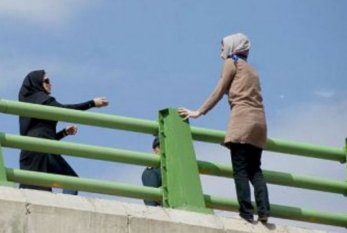 İranda məktəbli qızlar intihara cəhd etdilər - VİDEO