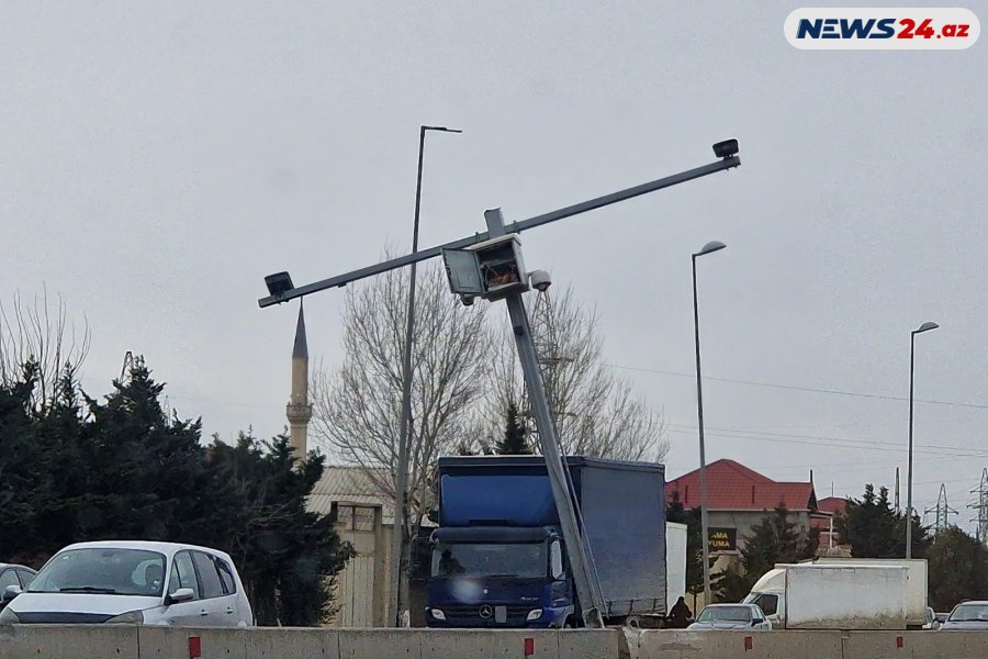 Azərbaycanda avtomobil DYP-nin radarını vurdu - FOTO