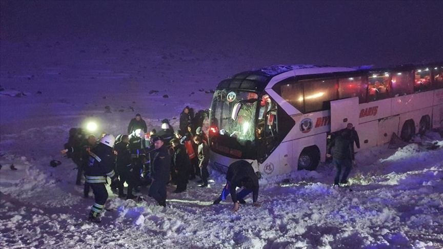 Türkiyədə sərnişin avtobusu aşıb, 30 nəfər yaralanıb 