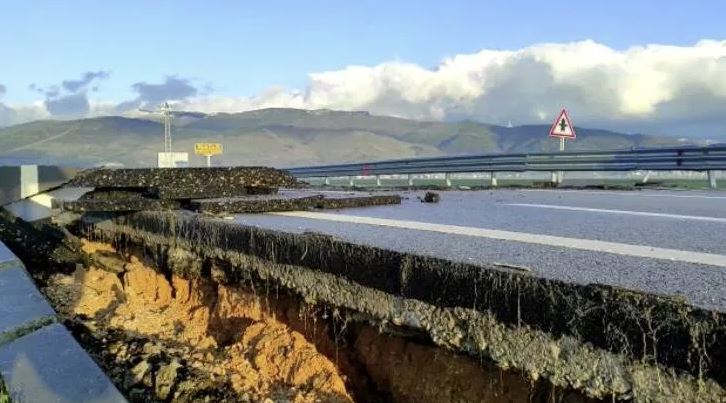 Türkiyədə hava limanına gedən yolda dərin çatlar əmələ gəlib 
