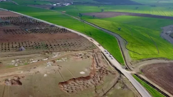 Türkiyədə zəlzələdən sonra yer belə parçalandı FOTO/ VİDEO