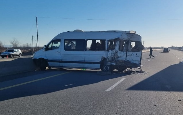 Bakı-Qazax yolunda mikroavtobusla yük maşını toqquşdu - Ölən var + Foto