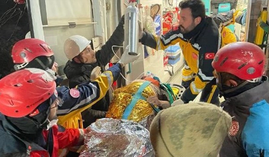 Türkiyədə qadın 222 saat sonra dağıntılar altından sağ çıxarıldı 