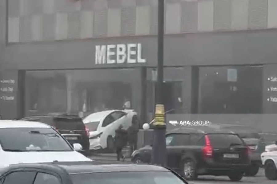 Bakıda avtomobil mebel salonuna çırpılıb 