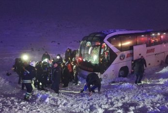 Türkiyədə sərnişin avtobusu aşıb, 30 nəfər yaralanıb 