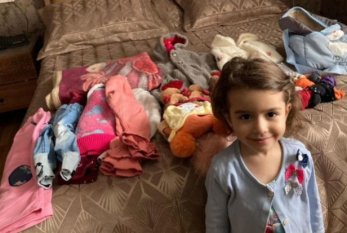 Qazinin 4 yaşlı qızı geyim və oyuncaqlarını türkiyəli uşaqlara bağışladı 