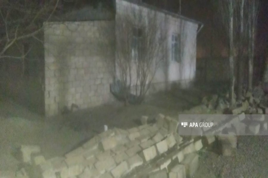 Güclü külək Ağdamda evin daş hasarını uçurub - FOTO