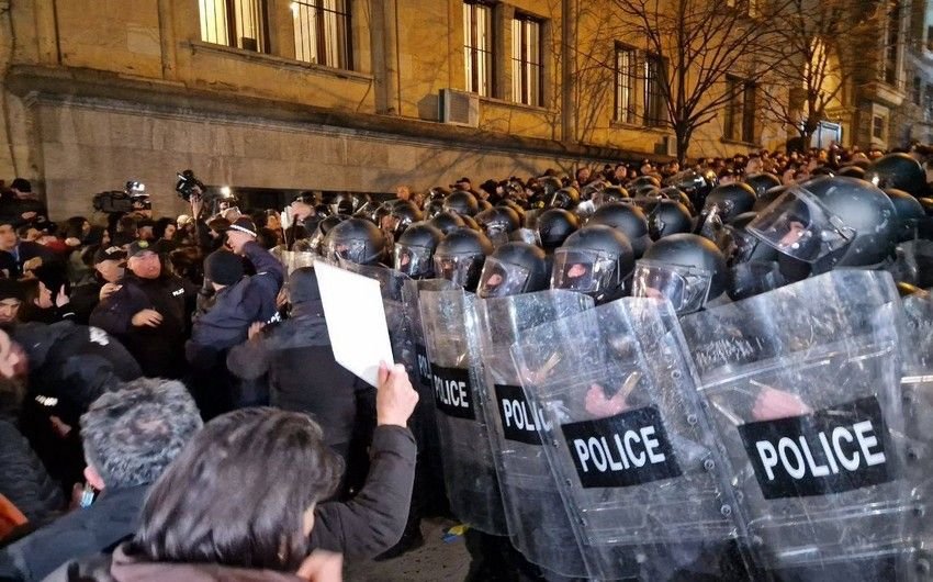 Gürcüstanda parlament qarşısında etiraz: saxlanılanlar var 