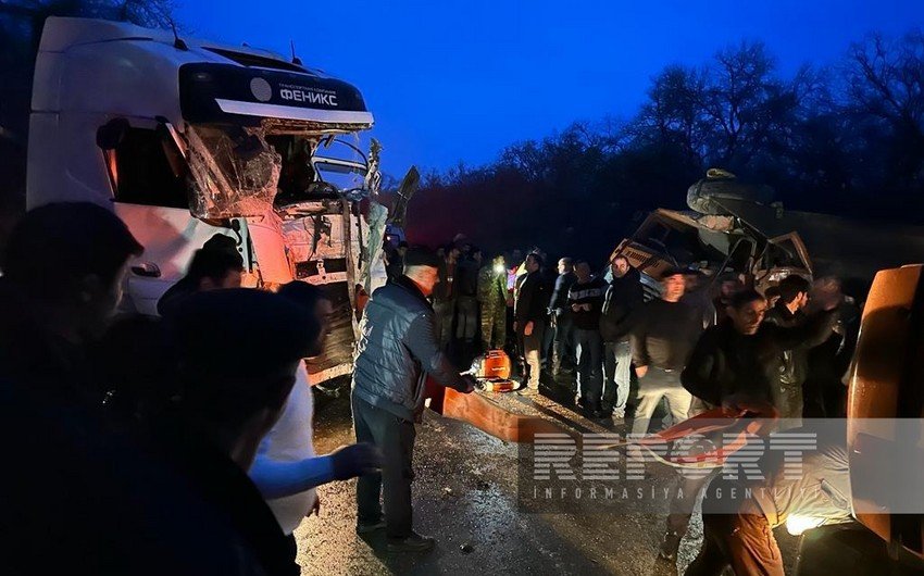 Şabranda 2 yük maşını toqquşub, ölənlər var 