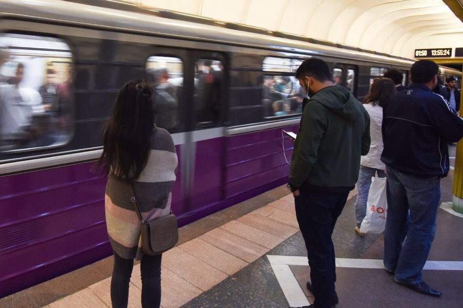 Metroda insident: Uşağın əli vaqonun qapısının arasında qaldı 