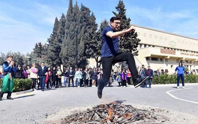 Nazirin tonqaldakı fotosu gündəm oldu 