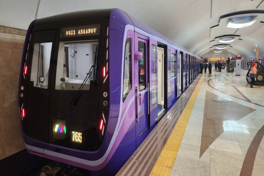 TƏCİLİ! Bakı metrosunda dəhşət: Gənc özünü qatarın altına atdı – FOTO/VİDEO