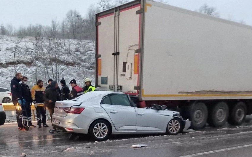 Türkiyədə zəncirvari yol qəzası olub, xeyli sayda yaralı var 