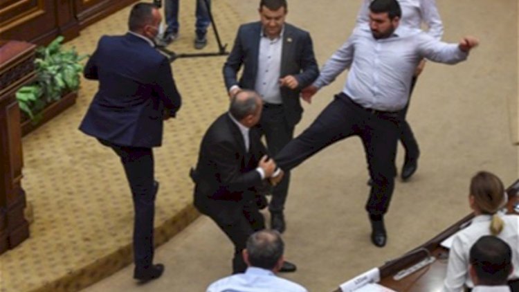 Ermənistan parlamentində deputat həmkarını döydü 