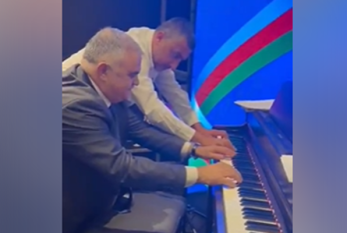 Deputat səfirliyin açılışında pianoda ifa etdi - VİDEO