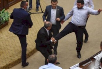 Ermənistan parlamentində deputat həmkarını döydü 