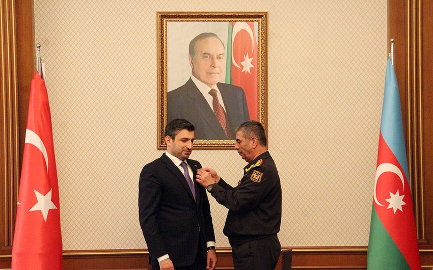 Zakir Həsənov Selçuk Bayraktarı medalla TƏLTİF ETDİ