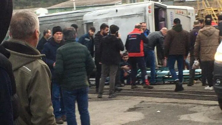 Çanaqqalada işçiləri daşıyan avtobus avtobus aşdı: 17 yaralı 